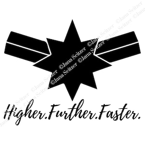 以下が含まれることがあります： 黒と白のグラフィックデザインで、星に2つの翼がついたデザイン。下に「Higher. Further. Faster.」というテキストがあります。