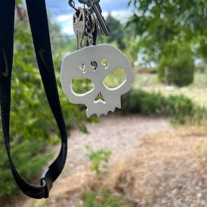 Portachiavi personalizzato con numero 999 a forma di teschio da 2,5"