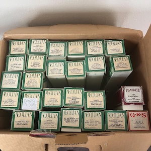 Rouleau de papier QRS ou Eolian Antique vintage pour piano avec boîte. VOUS CHOISISSEZ !