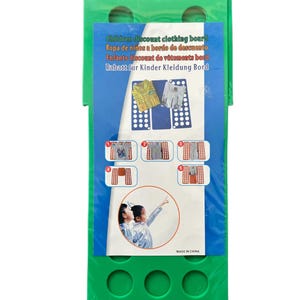 Puede incluir: Tabla de ropa para niños de plástico verde con una inserción azul y blanca. La inserción tiene texto en varios idiomas, incluyendo "Children discount clothing board". La tabla tiene múltiples guías de plegado y está marcada "MADE IN CHINA".