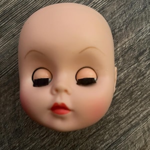 Vintage babypop kaalhoofdig ALLEEN HOOFD oude tweedehands voorraad.  Knipperende ogen. Hoofd ongeveer 3 1/2"