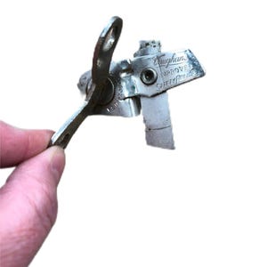Abridor de latas manual VINTAGE ‘Vaughn’s Improved Safety Roll Jr.’ feito nos EUA. Década de 1950