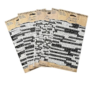 Op de afbeelding: Vijf vellen zwart-wit gepatroneerd papier met inspirerende citaten en zinnen. Het papier is ontworpen voor knutselen en scrapbooking.