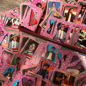5 cartões colecionáveis VINTAGE de Michael Jackson. O rei do pop! Escolha aleatória, cartão de adesivos ou cartão de fatos. 1984 MJJ Productions Inc.
