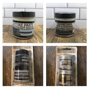 Puede incluir: Dos frascos de pasta de textura blanca etiquetados como "Texture Paste Transparent Matte" y "Texture Paste Pâte à Texturer Pasta Para Textura". Dos frascos más pequeños de pasta de purpurina plateada etiquetados como "Distress Sparkle Paste" en un envase de plástico transparente.