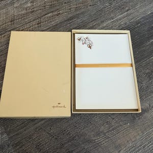 ヴィンテージ ホールマーク「God Bless」文房具、箱付き。不完全なセット。装飾シート 5 枚と白紙シート 12 枚。動物。