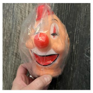 Vintage clownpoppenhoofd. Echt blond haar, rode hoed, clowngezicht. Ongeveer 5 1/2"