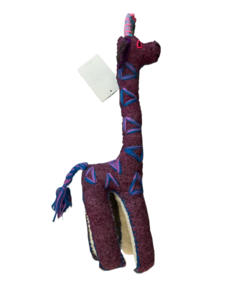 Pode incluir: Um brinquedo de pel&uacute;cia de girafa artesanal em tons de bord&ocirc;, azul e rosa. A girafa apresenta um pesco&ccedil;o longo, padr&otilde;es triangulares e uma cauda tran&ccedil;ada. Possui uma etiqueta.