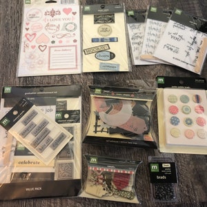 Making Memories MM 装飾品 10 個セット。ブラッド、ルーボン、エポキシ、チャームなど。新品パッケージ入り。