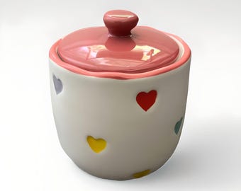 Vintage Lang-suikerschaal. Wit met gekleurde hartstippen. Rode decoratieve rand en deksel. Tweedehands, goede staat!