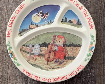 Plato de melamina dividido de la marca Selandia, estilo vintage, con temática de canciones infantiles. ¡De segunda mano, en buen estado!