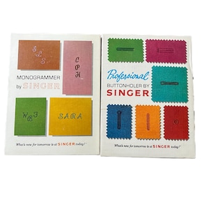 Op de afbeelding: Twee vintage Singer naaimachine-accessoiredozen. Eén is gelabeld "MONOGRAMMER" met voorbeelden van monogramletters. De andere is "Professional BUTTONHOLER" met voorbeelden van knoopsgaten. Beide dozen hebben de tekst "What's new for tomorrow is at SINGER today!"