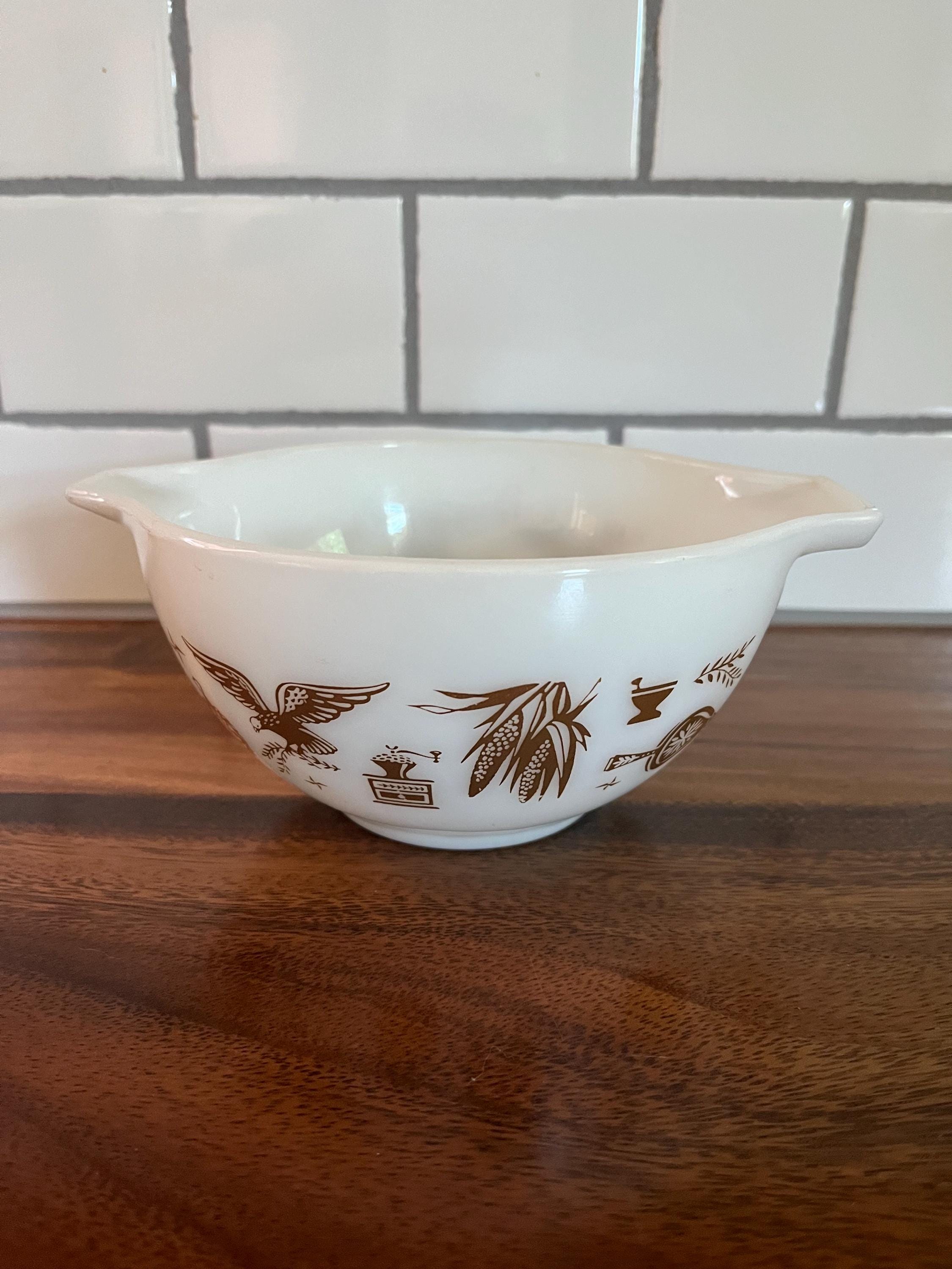 Vintage Pyrex 1 1/2 Pint Early American Series Print. White/brown