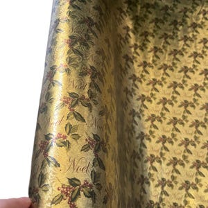 Vintage goudfolie inpakpapier JUMBO-rol. Hulstbessen en blaadjes "NOEL" Inpakpapierrol! 27 1/2" breed.
