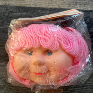 Vintage poppenhoofden en -handen van het merk Zim's. Ongeveer 5" zoals koolpatch. Roze paardenstaarten rode linten!
