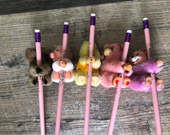 Estilo vintage dos anos 80 Care Bear, porquinho e abraços de lápis de coala. Clipes de captura. VOCÊ ESCOLHE.