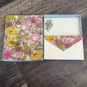 Papelería vintage de Hallmark con caja. ¡6 hojas decorativas, 14 hojas lisas y 17 sobres decorativos! Stock antiguo nuevo.
