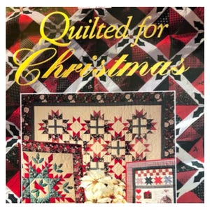 Puede incluir: Imagen colorida con el texto "Quilted for Christmas" en letras doradas. La imagen muestra varias colchas navideñas con patrones de estrellas y geométricos en rojo, crema y negro. Un arreglo de flores de pascua es visible en primer plano.