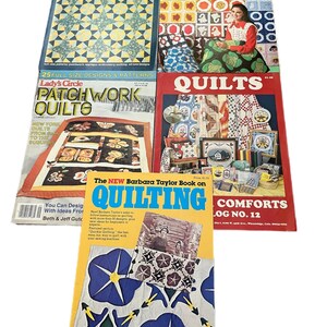 Puede incluir: Una colección de revistas de acolchado vintage. Los títulos incluyen "Quiltmaker", "Add a Block Quilts", "Lady's Circle Patchwork Quilts" y "The New Barbara Taylor Book on Quilting". Las revistas presentan diseños de edredones coloridos.