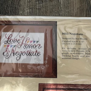 Può includere: Kit per punto croce con le parole "Love, Honor & Negotiate" in un design incorniciato. Dimensioni finite: 20,3 cm x 25,4 cm. Il kit include tela Aida, fili da ricamo e istruzioni.