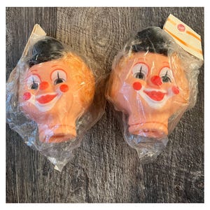 Vintage Zim's clownpophoofd. Echt blond haar, zwarte hoed, clowngezicht. Ongeveer 6 1/2"
