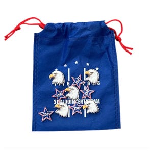 Bolsa azul con cordón conmemorativa del 25.º aniversario, que incluye fichas de tres en raya con forma de águila y estrella, en recuerdo de los años 1776-2026.