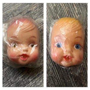 Vintage 3" babypop gezichtje en handjes met flesje. Blond, lichtbruin of donkerbruin.  Nieuwe oude voorraad verpakt zonder label.  JIJ KIES!