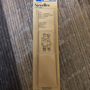 Confezione di aghi per bambola Dritz vintage. Confezione del 1983 di aghi lunghi 2,5 pollici. Nuovo vecchio stock nella confezione originale.