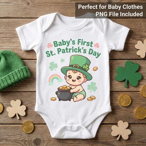 Pode incluir: Body de bebé branco com o texto "Baby's First St. Patrick's Day" e um bebé de desenho animado com um chapéu verde, segurando um pote de ouro. O design inclui um arco-íris, trevos e moedas de ouro. Um gorro verde é visível.