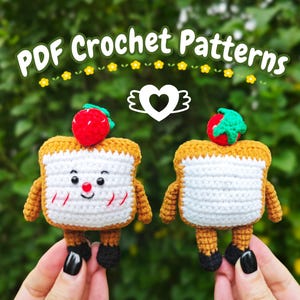 Op de afbeelding: PDF haakpatronen voor twee schattige amigurumi broodfiguren met aardbeien toppings. Het brood is wit met bruine randen en heeft een schattig gezicht.