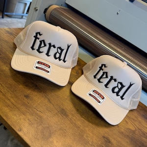 Feral geborduurde truckerpet – Otto Cap | Vetgedrukt gotisch lettertype | Snapback van schuim aan de voorkant