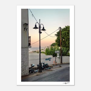 Paseo nocturno por Lindos - Póster de papel mate premium