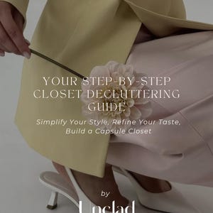 Può includere: Una guida digitale intitolata YOUR STEP-BY-STEP CLOSET DECLUTTERING GUIDE, Simplify Your Style, Refine Your Taste, Build a Capsule Closet di Unclad A Conscious Lifestyle Brand, con un blazer giallo pallido, pantaloni rosa chiaro e tacchi bianchi.