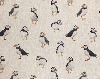 Tissu d'ameublement riche en coton imitation lin à imprimé macareux Rock Oona Birds 138 cm/54 po.