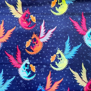 Può includere: Un tessuto blu scuro con un motivo ripetuto di draghi colorati con le ali. I draghi volano su uno sfondo di stelle bianche.