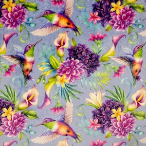Könnte beinhalten: Ein nahtloses Muster mit leuchtenden Kolibris mit schillernden Federn, die zwischen einem üppigen Blumenarrangement fliegen. Die Blumen umfassen lila Hortensien, rosa Dahlien, gelbe Calla-Lilien und weiße Blüten. Der Hintergrund ist hellblau.