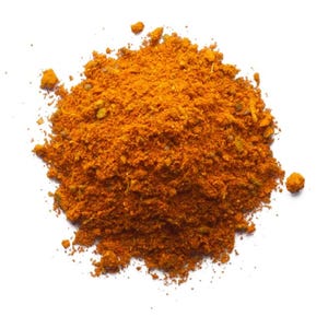 Peut inclure: Un gros plan sur un tas de mélange d'épices orange et brun. Le mélange d'épices est un mélange d'épices moulues, d'herbes et d'autres ingrédients.