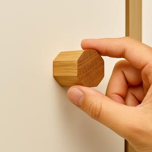 Achteckiger Möbelknopf aus Eichenholz – handgefertigt & IKEA-kompatibel – geometrisches Design für Schubladen und Türen