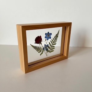 Op de afbeelding: Een set van drie keramische mokken met een gespikkelde, matte afwerking. De mokken zijn in crème, lichtgrijs en donkergrijs. Elke mok heeft een eenvoudig, minimalistisch ontwerp.