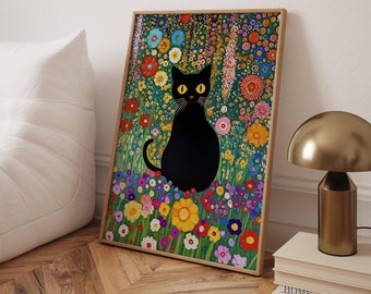Può includere: Una stampa incorniciata di un gatto nero seduto in un campo di fiori colorati. Il gatto ha occhi gialli e un baffo bianco. I fiori sono di vari colori, tra cui rosso, giallo, blu, viola e rosa.