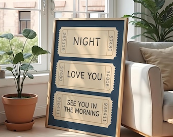 Pode incluir: Uma impressão de arte emoldurada com três bilhetes em estilo vintage. Os bilhetes dizem "NIGHT", "LOVE YOU" e "SEE YOU IN THE MORNING". São bege com bordas azul escuro e uma moldura de madeira. A obra de arte é exibida em ambientes internos.