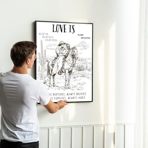 K&ouml;nnte beinhalten: Schwarz-wei&szlig;-Illustration eines Paares, das auf einem Pferd durch eine W&uuml;stenlandschaft reitet. Der Text "LOVE IS" befindet sich oben im Bild, darunter die W&ouml;rter "PURE" und "DEVOTED". Der Text "ITS NURTURES, ALWAYS BELIEVES, ITS FORGIVES, ALWAYS HEALS" befindet sich unten im Bild.