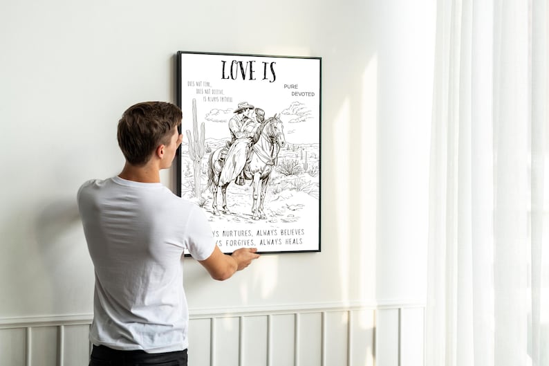K&ouml;nnte beinhalten: Schwarz-wei&szlig;-Illustration eines Paares, das auf einem Pferd durch eine W&uuml;stenlandschaft reitet. Der Text "LOVE IS" befindet sich oben im Bild, darunter die W&ouml;rter "PURE" und "DEVOTED". Der Text "ITS NURTURES, ALWAYS BELIEVES, ITS FORGIVES, ALWAYS HEALS" befindet sich unten im Bild.