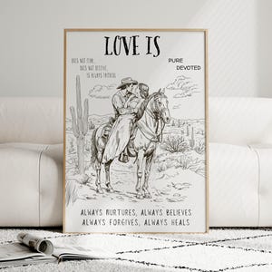 K&ouml;nnte beinhalten: Schwarz-wei&szlig;-Illustration eines Paares, das auf einem Pferd durch eine W&uuml;stenlandschaft reitet. Der Text "LOVE IS" befindet sich oben im Bild, gefolgt von "PURE DEVOTED" und "ALWAYS NURTURES, ALWAYS BELIEVES, ALWAYS FORGIVES, ALWAYS HEALS".
