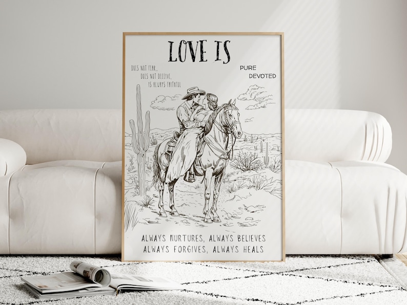 K&ouml;nnte beinhalten: Schwarz-wei&szlig;-Illustration eines Paares, das auf einem Pferd durch eine W&uuml;stenlandschaft reitet. Der Text "LOVE IS" befindet sich oben im Bild, gefolgt von "PURE DEVOTED" und "ALWAYS NURTURES, ALWAYS BELIEVES, ALWAYS FORGIVES, ALWAYS HEALS".