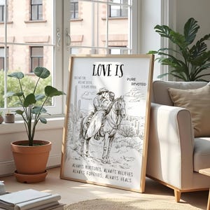 K&ouml;nnte beinhalten: Schwarz-wei&szlig;-Illustration eines Paares, das in einer W&uuml;stenlandschaft auf einem Pferd reitet. Der Text "LOVE IS PURE DEVOTED" befindet sich oben im Bild. Der Text "ALWAYS NURTURES, ALWAYS BELIEVES, ALWAYS FORGIVES, ALWAYS HEALS" befindet sich unten im Bild.