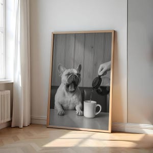 Póster de cafetería con un bulldog francés bostezando (impresión de perro) - Arte mural en blanco y negro