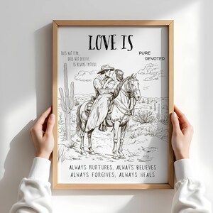 K&ouml;nnte beinhalten: Schwarzwei&szlig;-Illustration eines Paares, das in einer W&uuml;stenlandschaft auf einem Pferd reitet. Der Text "LOVE IS" befindet sich oben im Bild, darunter die Worte "PURE DEVOTED" und "ALWAYS NURTURES, ALWAYS BELIEVES, ALWAYS FORGIVES, ALWAYS HEALS".