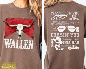 Puede incluir: Sudadera marrón con un cráneo de toro y la palabra "WALLEN" en blanco. La parte trasera de la camisa tiene texto que incluye "WASTED ON YOU" y "CHASIN' YOU". La camisa es parte de la colección Comfort Colors.