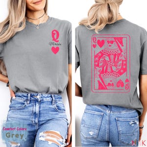 Camiseta de Reina de Corazones, camiseta personalizada con carta de reina, camiseta con nombre personalizado, camiseta con estampado de colores cómodos, camiseta con estampado frontal y posterior.